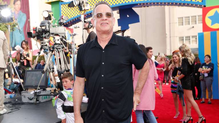 Ο Τομ Χανκς έγινε viral με αυτή τη βουτιά στην Αντίπαρο (βίντεο)