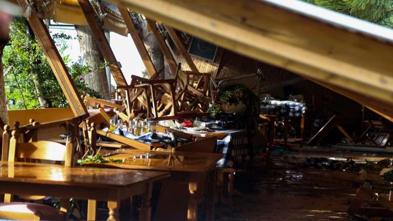 Ερασιτεχνικό βίντεο δείχνει τη μανία της κακοκαιρίας