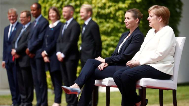 H Μέρκελ καλωσόρισε καθιστή την πρωθυπουργό της Δανίας