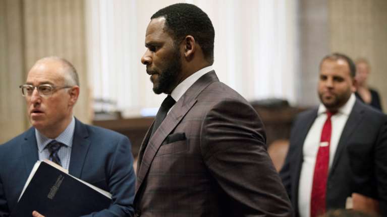 Συνελήφθη ο σταρ του RnB Kelly για παιδική πορνογραφία