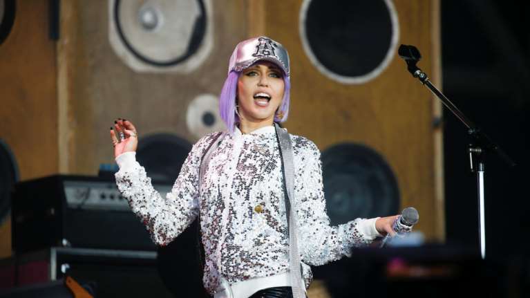 Μάιλι Σάιρους: &quot;Εξακολουθούν να με ελκύουν σεξουαλικά οι γυναίκες&quot;