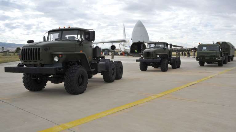 Στην Τουρκία οι S-400: Οι πρώτες «παρενέργειες» και η απάντηση των ΗΠΑ