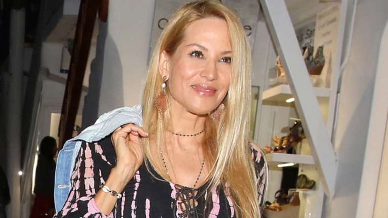 Α.Ναθαναήλ: Φιλιά από τη Χαβάη: Αψεγάδιαστη με το μαγιό της