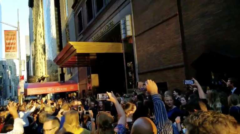 The Show Must Go On: Παραστάσεις στον δρόμο μετά το μπλακ άουτ