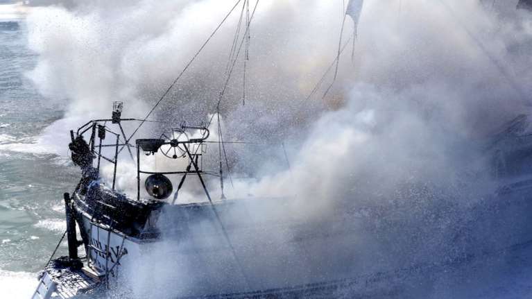 Βυθίστηκε πλοίο στο οποίο νωρίτερα ξέσπασε πυρκαγιά