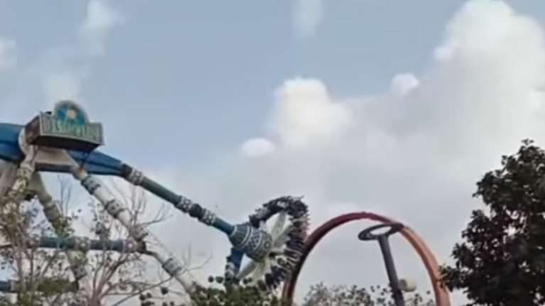 Εικόνες σοκ: Κατέρρευσε ρόδα λούνα παρκ στην Ινδία [video]