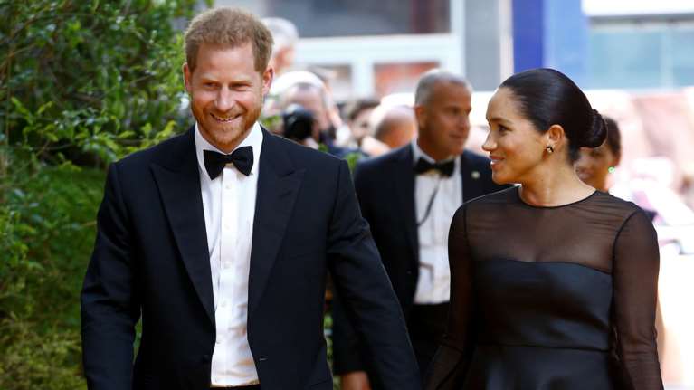 Μέγκαν Μαρκλ: Η χειμερινή εμφάνισή της στα μαύρα μέσα στο καλοκαίρι