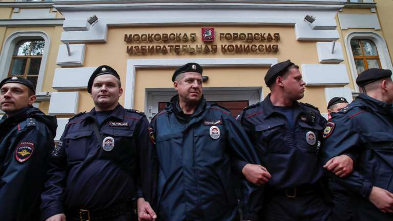 Συλλήψεις στην Κόκκινη Πλατεία για τα 10 χρόνια από τη δολοφονία Εστεμίροβα