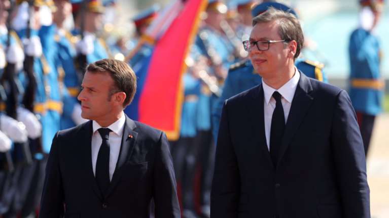 Μακρόν στο Βελιγράδι: Ζητάει συμβιβασμό για το Κόσοβο