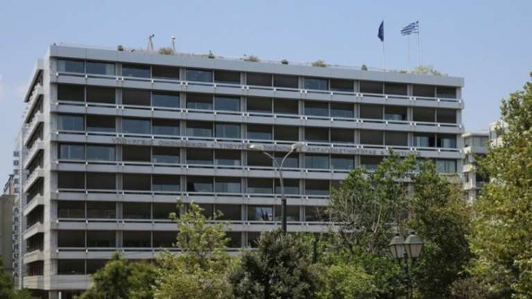 Τι σχολιάζει αξιωματούχος του ΥΠΟΙΚ για τη μείωση του αφορολόγητου