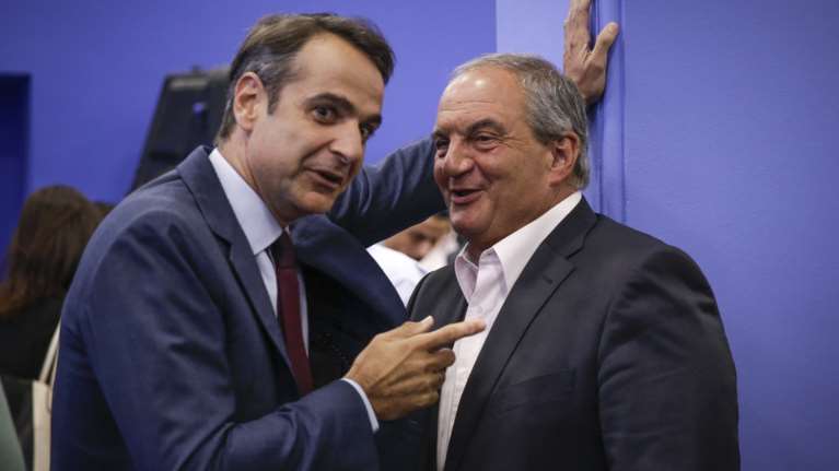 Συνάντηση Μητσοτάκη με Καραμανλή και επίσκεψη στο υπουργείο Άμυνας