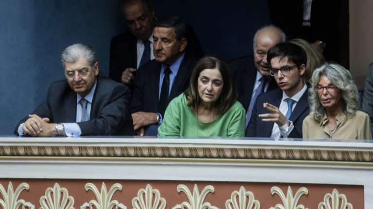 Η αδελφή του Μητσοτάκη, ο γιος του και η πεθερά του στα θεωρεία της Βουλής