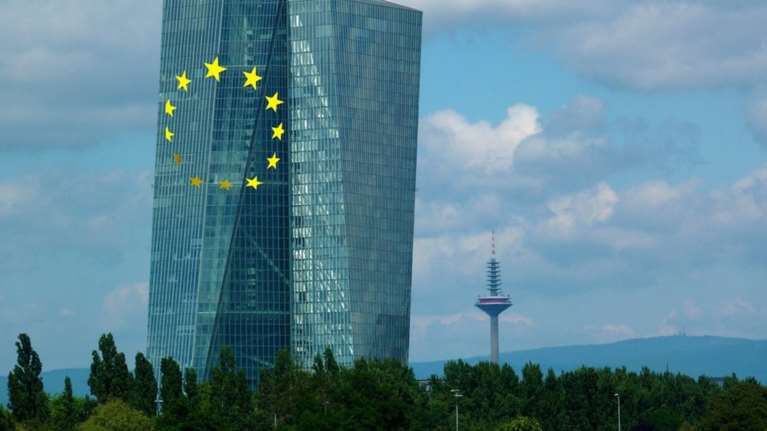 Δημοσίευμα «έριξε» ευρώ και κρατικά ομόλογα στην Ευρωζώνη