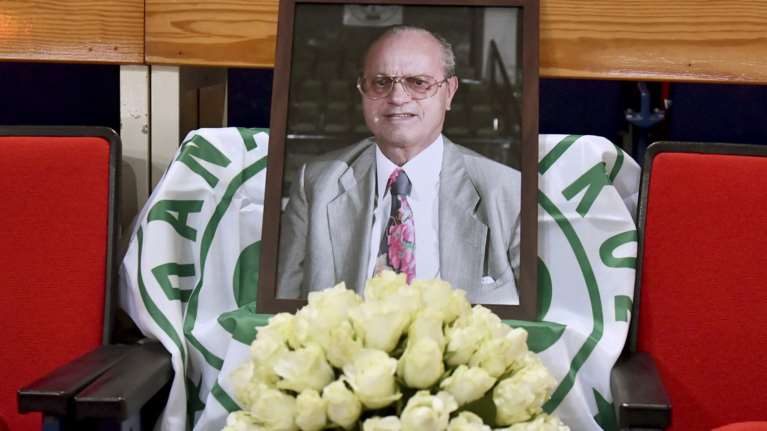 Το λάβαρο του Θ.Γιαννακόπουλου στην οροφή του ΟΑΚΑ