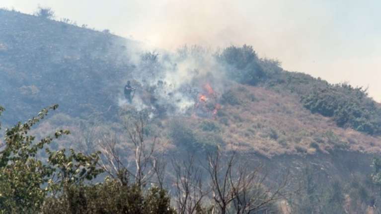 Μάχη με τις φλόγες στον Κιθαιρώνα λόγω ισχυρών ανέμων