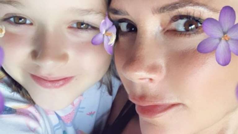 Περήφανη μαμά η Βικτόρια: η Χάρπερ γίνεται... Spice girl με μία κίνηση