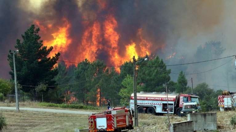 Αναζωπυρώθηκαν οι μεγάλες πυρκαγιές στην Πορτογαλία