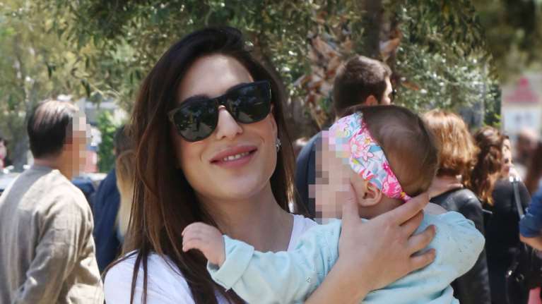 Φλορίντα Πετρουτσέλι: Η καστανόξανθη κόρη της είναι μια μικρή fashionista - Στη Σίφνο με σορτσάκι, τοπ και κότσο στα μαλλιά της