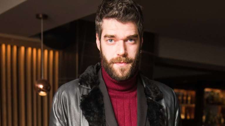 Πρωταγωνιστεί στις "8 λέξεις" και είναι γιος Έλληνα ηθοποιού