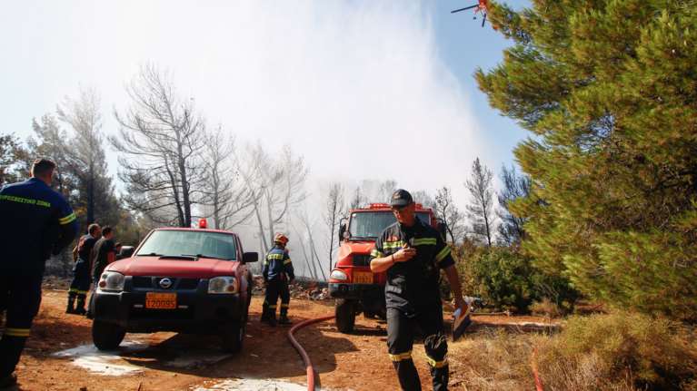 Φωτιές σε εξέλιξη σε Ραφήνα και Βαρνάβα-Κλειστή η Λ. Μαραθώνος