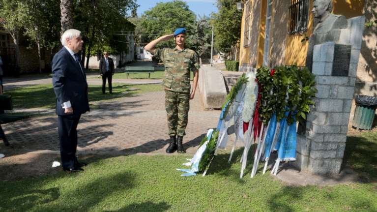 Στεφάνι στην προτομή του Σπύρου Μουστακλή από τον Παυλόπουλο
