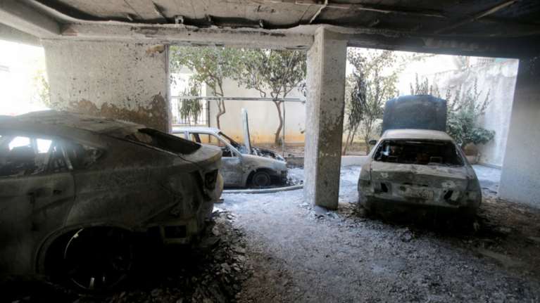 Τέσσερα αυτοκίνητα πυρπόλησαν άγνωστοι στα Πετράλωνα