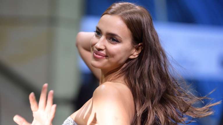 Η Ιρίνα Σάικ ποζάρει με σούπερ σέξι φόρεμα και &quot;ρίχνει&quot; το instagram