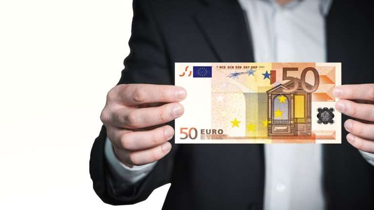 Spiegel: Η Ελλάδα δανείζεται φτηνότερα από τις ΗΠΑ