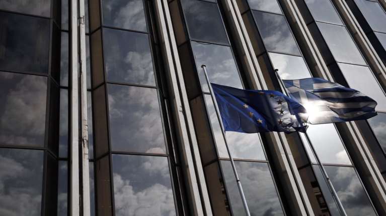 Επεκτείνεται κατά έξι μήνες η ενισχυμένη εποπτεία για την Ελλάδα