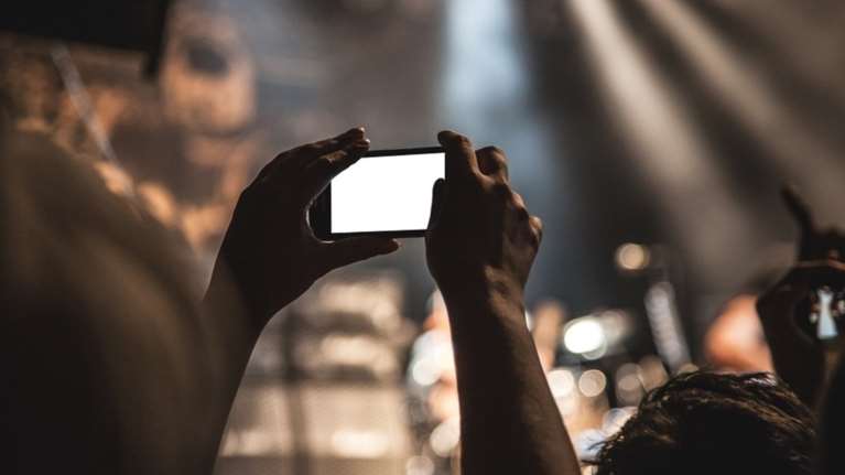 Ιατρική έρευνα συνδέει τα smartphones με την παχυσαρκία