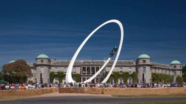 Γλυπτό-φόρος τιμής στην Aston Martin