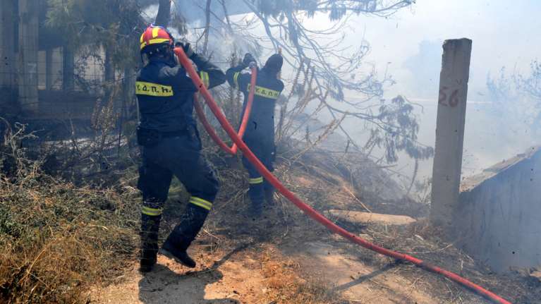 Υπό μερικό έλεγχο η φωτιά στην Ιερά μονή Καρακαλά Ναυπλίου