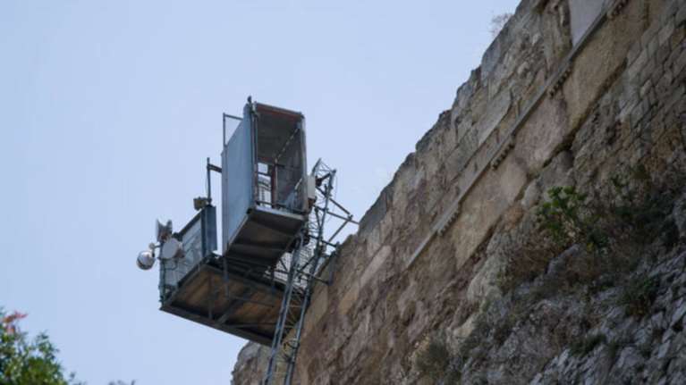 Μενδώνη: Να λειτουργήσει με ασφάλεια το αναβατόριο στην Ακρόπολη