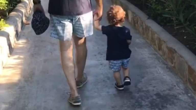 Πρώτο μπάνιο για τον υπουργό &amp; τον 19 μηνών γιο του, με ίδιο μαγιό &amp; tshirt