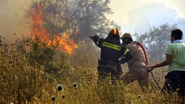 Υπο μερικό έλεγχο οι πυρκαγιές σε Ωρωπό, Κορωπί, Κερατέα