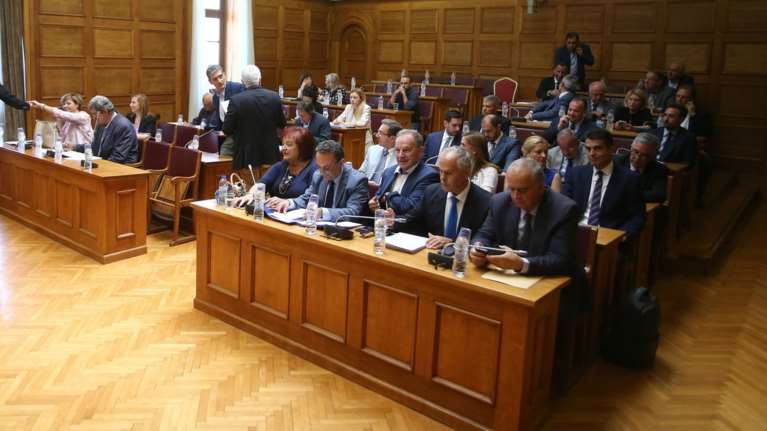 Με δύο πρόσωπα η Βουλή στη συζήτηση των δύο πρώτων νομοσχεδίων