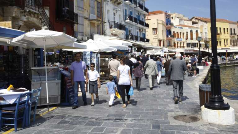 Hamburger Abendblatt: Εφοριακοί με μαγιό στην Ελλάδα