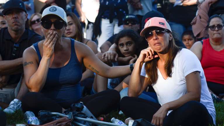 Θρήνος για τα θύματα του μακελάρη στην Καλιφόρνια