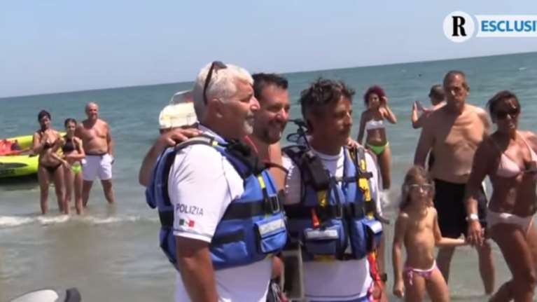 Η βόλτα του υιού Σαλβίνι με τζετ σκι της Αστυνομίας [βίντεο]