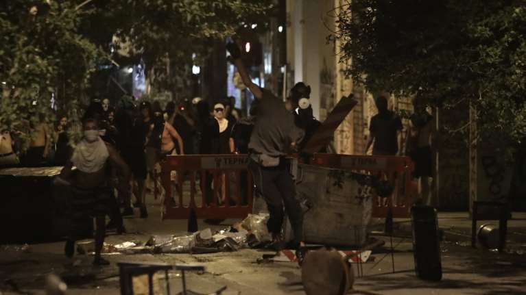 Επεισόδια στην πορεία για Γρηγορόπουλο στα Εξάρχεια: Μολότοφ εναντίον ΜΑΤ