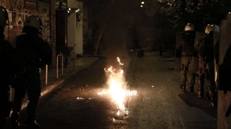 Δύο συλλήψεις για τα επεισόδια στα Εξάρχεια μετά την αποφυλάκιση Κορκονέα