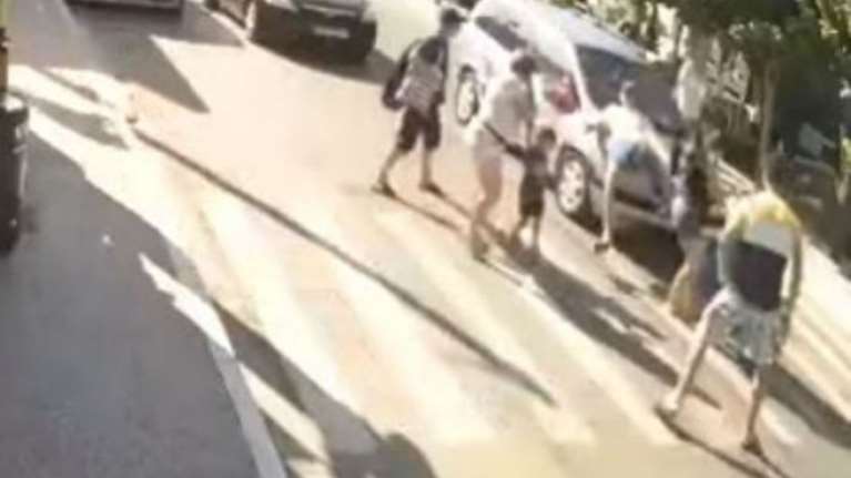 Ασυνείδητος οδηγός χτυπάει τουρίστα στη Ζάκυνθο [βίντεο]