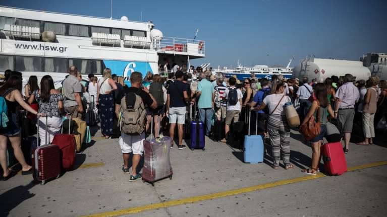 Αυξημένη η κίνηση στα λιμάνια - αναχωρούν οι αδειούχοι