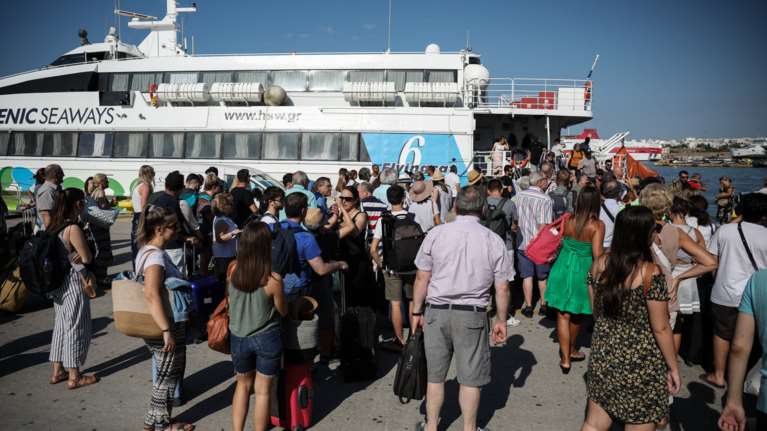 Το αδιαχώρητο στο λιμάνι του Πειραιά, παράταση απόπλου