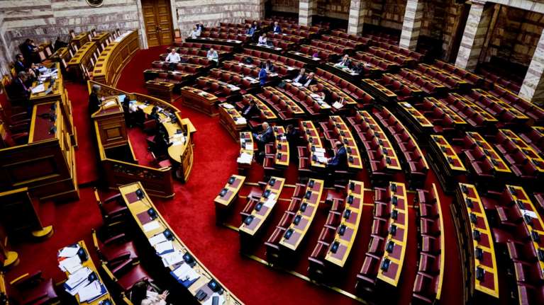 Κορυφώνεται η πολιτική κόντρα για επιτελικό κράτος και άσυλο