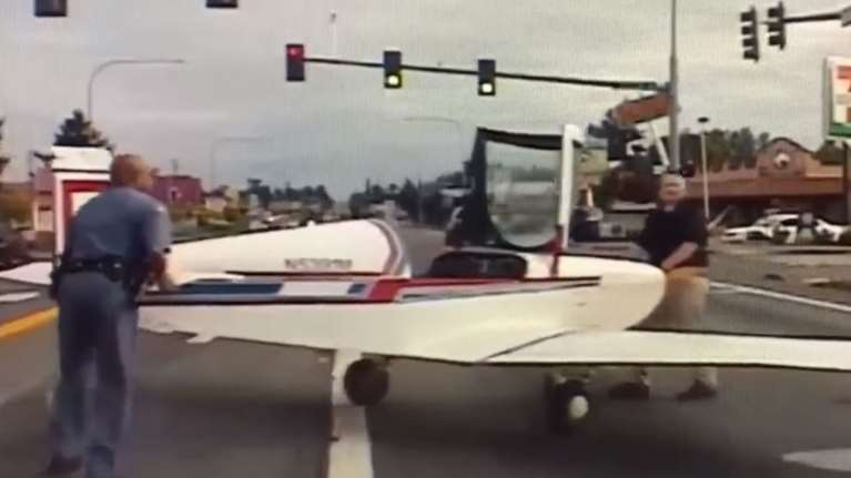 ΗΠΑΠροσγειώθηκε σε λεωφόρο και σταμάτησε στο φανάρι