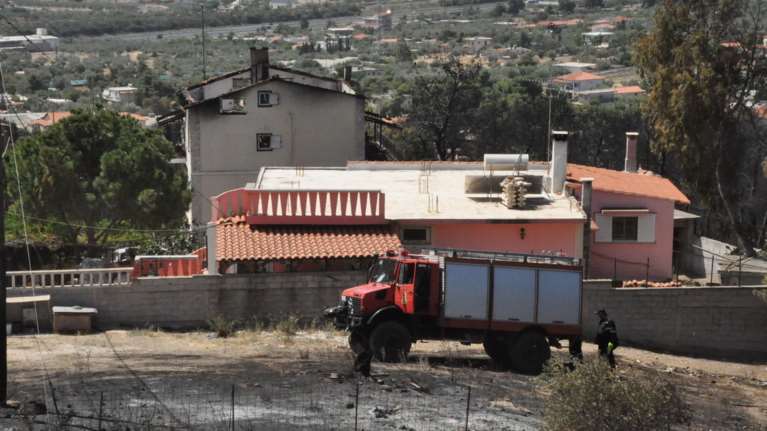 Φωτιά σε ΙΧ και ξερά χόρτα στους Αγίους Θεοδώρους