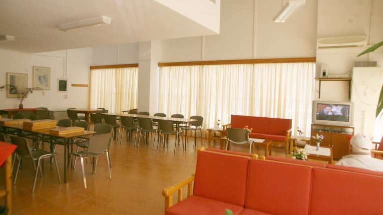 ΥΠΕΣ: Ανοίγουν οι κλιματιζόμενες αίθουσες των δήμων λόγω καύσωνα