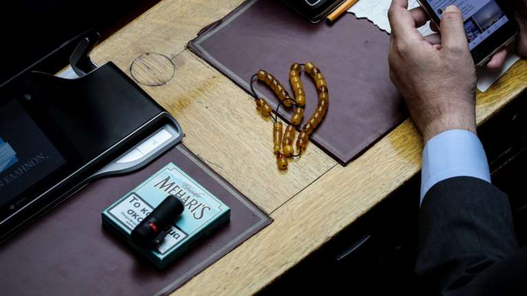 Τασούλας: Τσιγάρο τέλος στη Βουλή - Απειλεί το καφενείο με ανάκληση άδειας