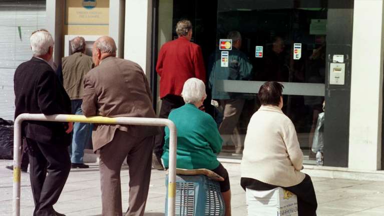 Μόνιμη, αφορολόγητη και σταθερή κάθε Δεκέμβριο η 13η σύνταξη